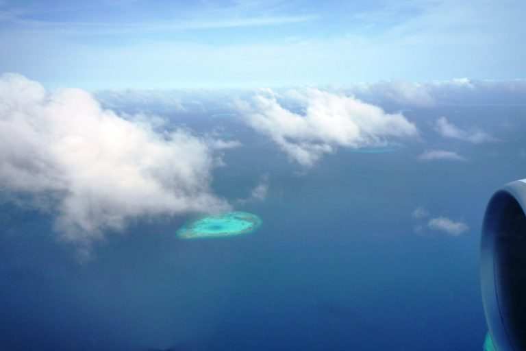 какое море на Мальдивах вид из самолета