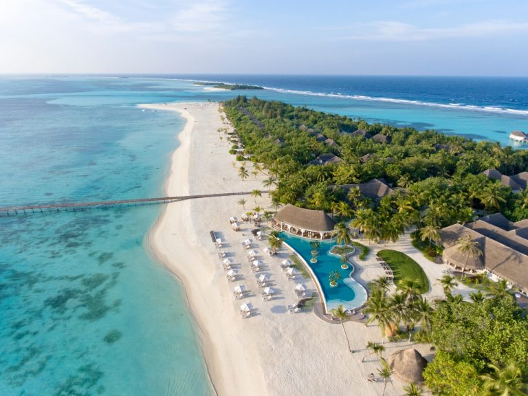 Кому принадлежат Мальдивы Панорама острова и бассейна