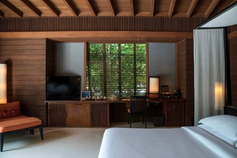 Какие розетки на Мальдивах комната Two Bedroom Park Pool Villa